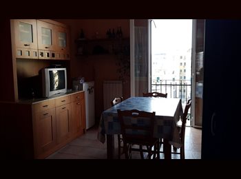 Roomgo IT - Fittasi stanza doppia per  studentesse, Bari - 230 € al mese