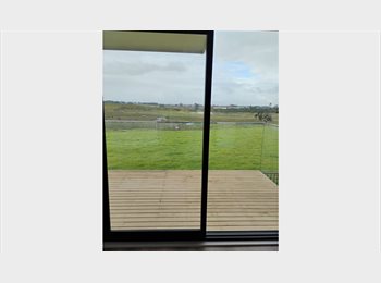 Roomgo NZ -  Private Room with Deck & Kitchenette – Mangere, Auckland - $310 pw