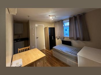 Roomgo UK - Second floor studio flat with a shared main kitchen to let located on Cazenove Road,, Walthamstow - £1,200 pcm