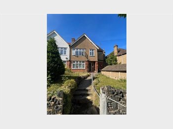 Roomgo UK - Cozy yet spacious room, Sanderstead - £800 pcm