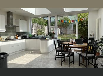 Roomgo UK - Room in Cricklewood, Cricklewood - £600 pcm