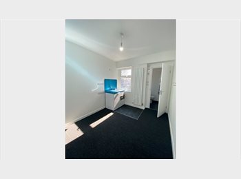 Roomgo UK - En suite Room to let in ilford (Newbury park), Seven Kings - £850 pcm