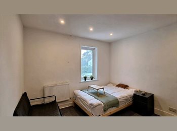 Roomgo UK - Double room available in clean friendly house, Addiscombe - £750 pcm
