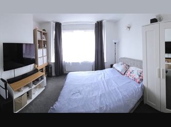 Roomgo UK - Double room, all bills included, Burnt Oak - £1,200 pcm