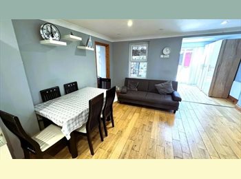 Roomgo UK - Space in Double Room Available, Loxford - £400 pcm