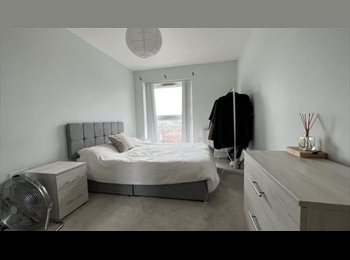 Roomgo UK - Spacious Double Bedroom & Bathroom In Leeds City Centre, Leeds - £700 pcm