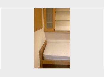 Roomgo UK - Single Room Available – Ideal for RHUL Students – Quiet Area (Egham), Egham - £650 pcm