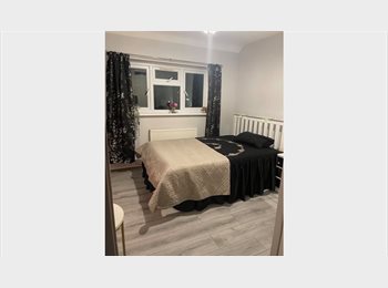 Roomgo UK - Clean double room near Heathrow T4, Staines - £650 pcm