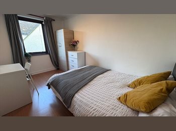 Roomgo UK - Double Room in Modern 4-Bed House with Terrace – Bills Included!, Deptford - £910 pcm