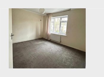 Roomgo UK - Room for rent with garage, Surbiton - £800 pcm