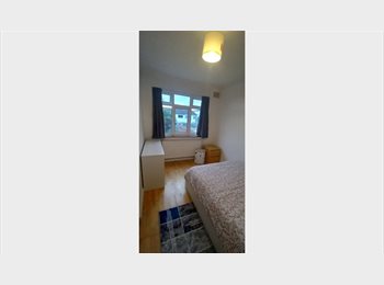 Roomgo UK - Charming double room, Wood Green - £750 pcm