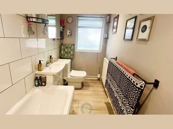 Roomgo UK - Bright double room available in SE28 – female flatmate only, Thamesmead - £750 pcm