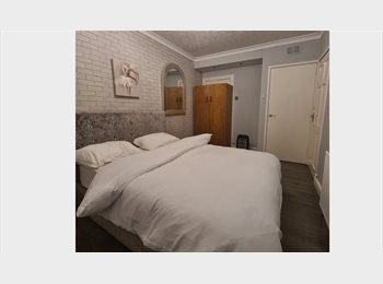 Roomgo UK - 2 Double Rooms available in Glasgow, Pollokshaws - £600 pcm