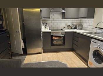 Roomgo UK - 2 Bright Double Room with Ensuite – Hove – Professional Lodger Wanted, Fishersgate - £750 pcm