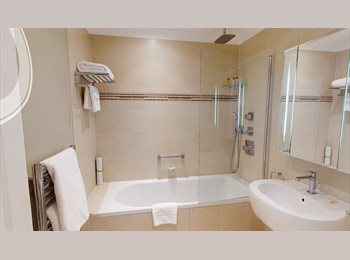 Roomgo UK - Deluxe One-Bedroom Apartment, Barbican - £1,100 pcm