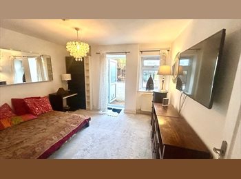 Roomgo UK - Spacious double bedroom with own shower room, New Southgate - £1,000 pcm