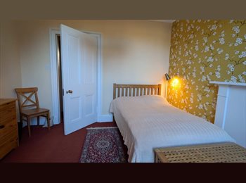 Roomgo UK - Beautiful double bedroom for rent in Trinity, Trinity - £625 pcm