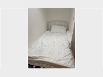 Roomgo UK - SINGLE ROOM TO RENT IN COLLIER ROW ROMFORD ESSEX, Marks Gate - £600 pcm