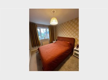 Roomgo UK - Spacious Ensuite Room, Bills Included & Parking, Turves Green - £700 pcm