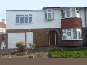 Roomgo UK - Lovely double bedroom in excellent location, Winchmore Hill - £695 pcm