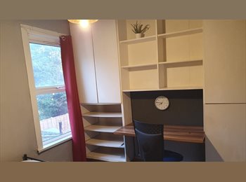 Roomgo UK - Room to let in shared 3 bedroom house, Capability Green - £450 pcm