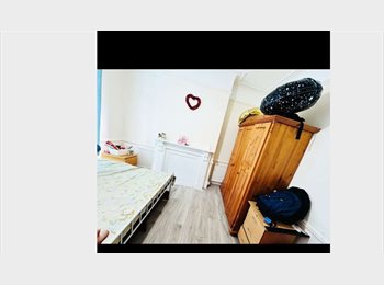 Roomgo UK - Ready to move suitable for 2 girls/ couples, Seven Kings - £750 pcm