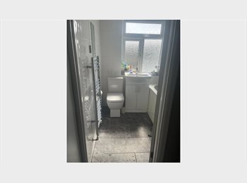 Roomgo UK - Single Professional Female-Double spacious fully furnished Room, Chadwell Heath - £650 pcm