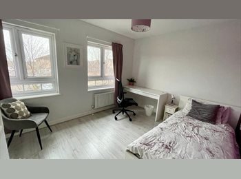 Roomgo UK - Bright Large Room – Female Lodger – Bills Included, Feltham - £720 pcm