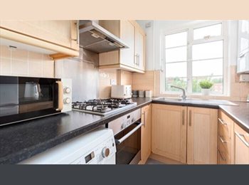 Roomgo UK - Beautiful 1 bedroom flat Located @ Hammersmith, Bedford Park - £1,300 pcm