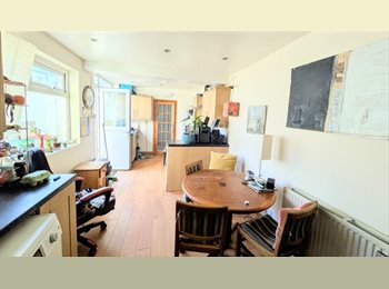 Roomgo UK - Large double in friendly creative house - room availabe 16/02, Southville - £600 pcm