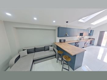 Roomgo UK - 5 Double Bed Ensuite for Group of 5 Students near Coventry University @ CV1 2AR, Whitley - £2,875 pcm