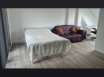 Roomgo UK - Large ensuite room, Cheam - £1,175 pcm