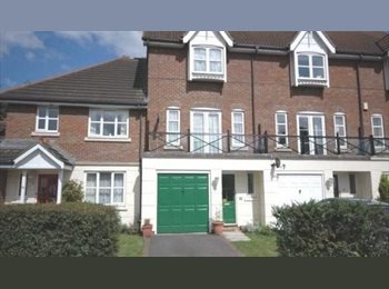 Roomgo UK - Double room in clean town house share, quite location, only 5 mins walk to Ashford Stn and 10 minute, Ashford - £659 pcm