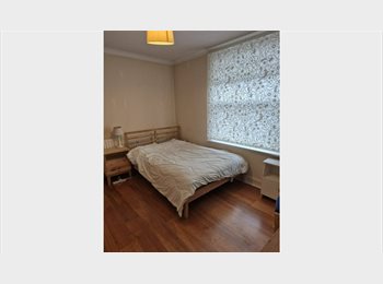 Roomgo UK - EGHAM DOUBLE ROOM £750 INC BILLS, COUPLES WELCOME, Egham - £750 pcm