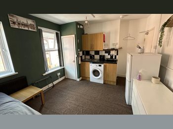 Roomgo UK - Fully Furnished Studio Apartment for Rent - £595 all bills included, Wakefield - £595 pcm