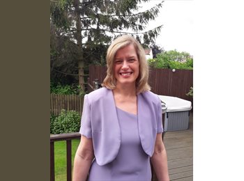 Roomgo UK - Suzanne - 57 - Newall with Clifton