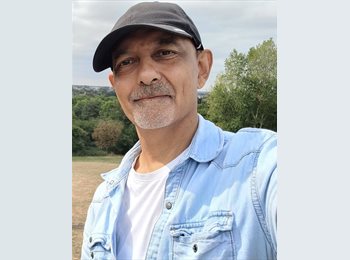 Roomgo UK - Kamlesh  - 55 - Camberley