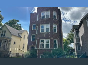 Roomgo US - spacious 2 bed/1 bath unit. Modern kitchen with quartz countertops, luxury vinyl plank flooring and , Pullman - $800 pm