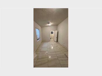 Roomgo US - Private room and bathroom in a shared house, Gladeview - $950 pm