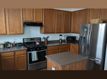 Roomgo US - Condo Master Bedroom w/ Ensuite, Oakwood Hills - $1,100 pm