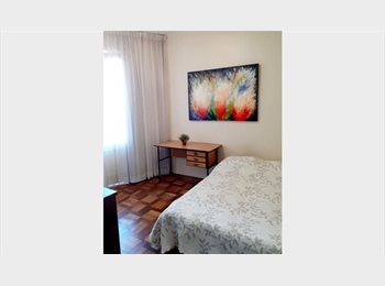 Roomgo BR - Quarto grande com sacada, Porto Alegre - R$ 1.050 Por mês