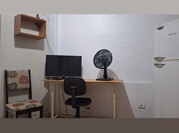 Roomgo BR - Suítes individuais p/ rapazes por $1.300,00 e $1.100,00 na Liberdade., Liberdade - R$ 1.300 Por mês