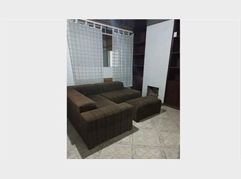 Roomgo BR - Quartos individuais próximo FAP faculdade de artes e agrarias, Curitiba - R$ 950 Por mês