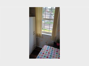 Roomgo BR - Vaga feminina, Porto Alegre - R$ 650 Por mês