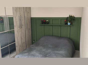 Roomgo BR - Quarto amplo para mulher em Coqueiros - R$ 1.600 tudo incluso - condomínio fechado, Florianópolis - R$ 1.600 Por mês