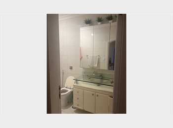 Roomgo BR - Quarto grande com espaço para escritório e 2 cama (3 camas ao total), Copacabana - R$ 3.000 Por mês