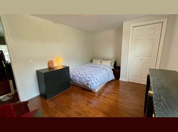 Roomgo CA - Private Room for Rent – Female Only | Short-Term, Toronto - $900 pcm