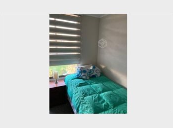 CompartoDepto CL - Habitación con box spring y closet en El Llano, San Miguel - CH$220.000 por mes