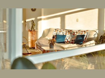 CompartoApto CO - Habitación luminosa con balcón · Casa tranquila y creativa, Medellín - COP$ 900.000 por mes