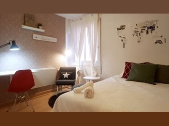 Roomgo ES - ¡Enorme y Luminosa Habitación con Terraza en Dúplex!  RH1-R3, Barcelona - 940 € por mes